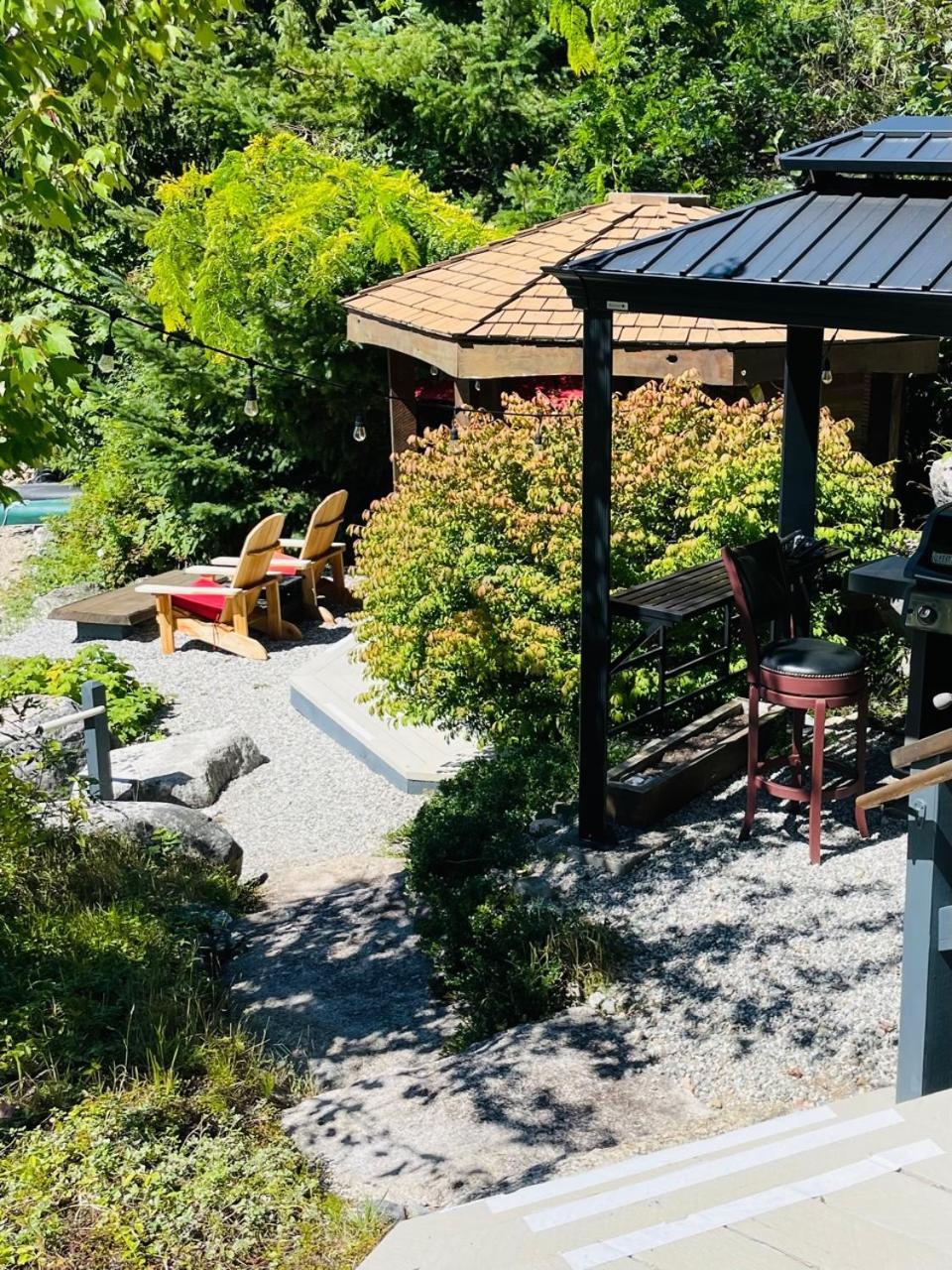 The Tuwanek Hotel And Spa Sechelt Exterior photo