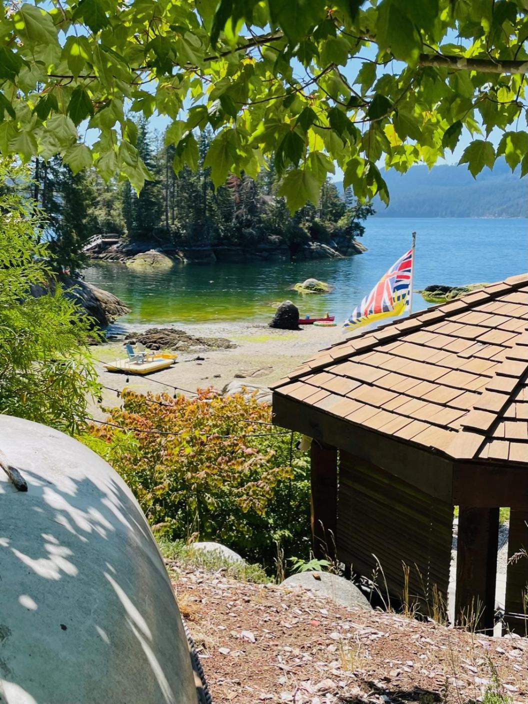 The Tuwanek Hotel And Spa Sechelt Exterior photo