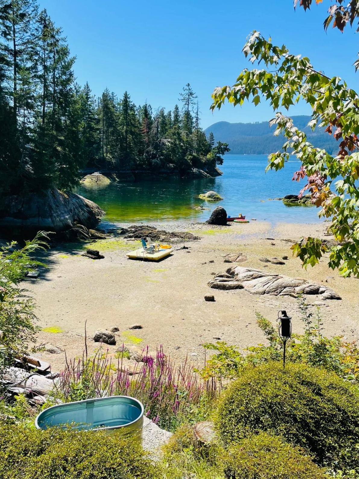 The Tuwanek Hotel And Spa Sechelt Exterior photo