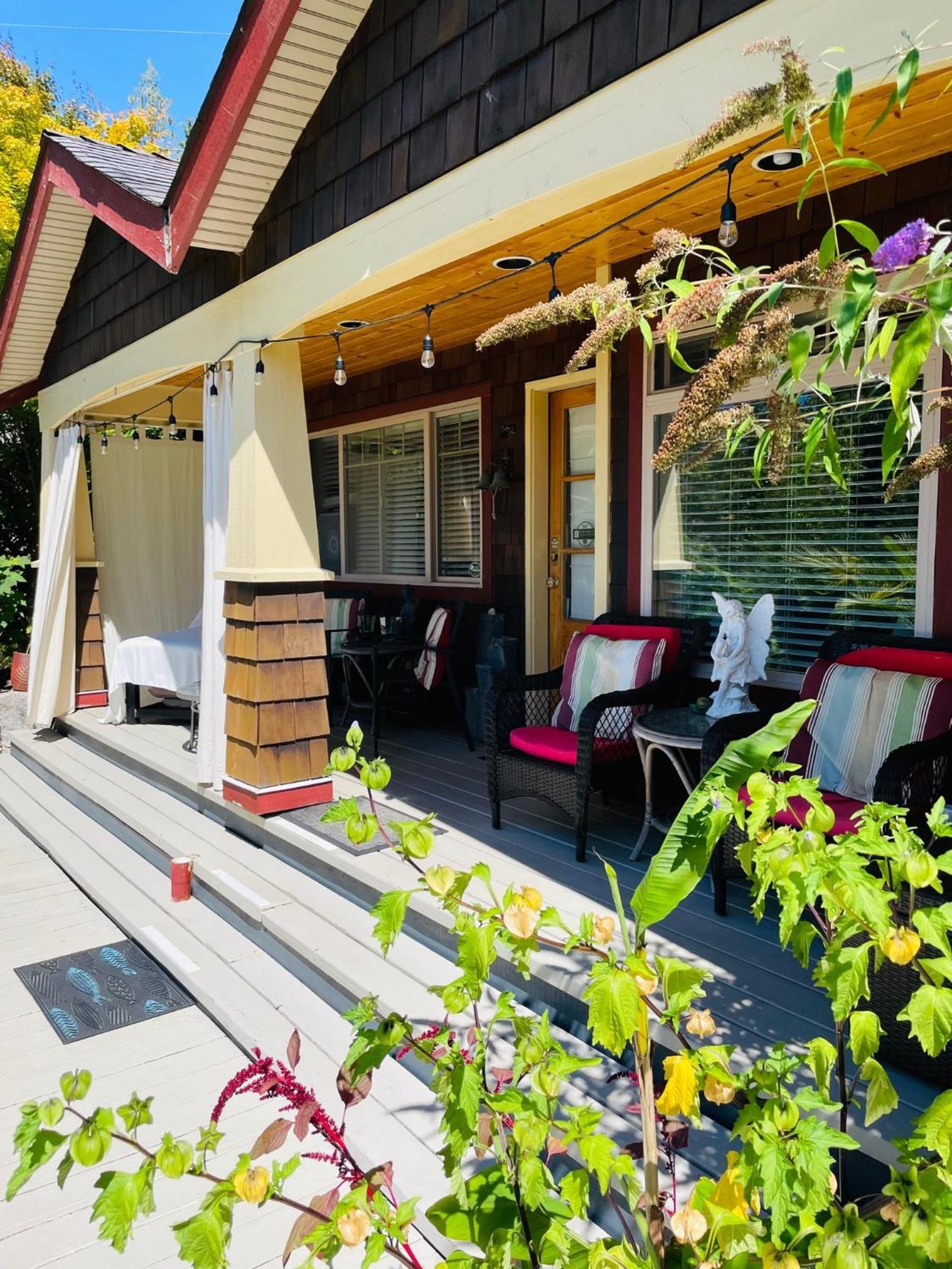 The Tuwanek Hotel And Spa Sechelt Exterior photo