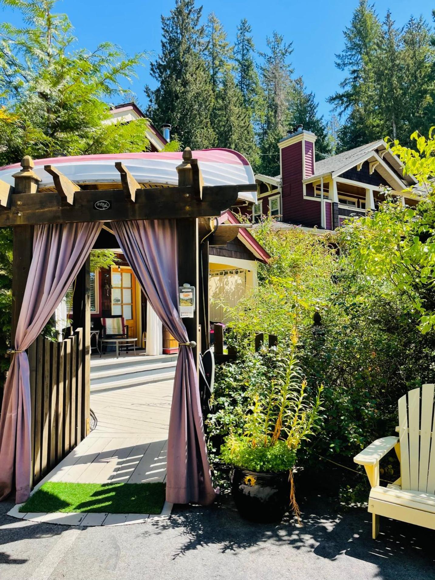 The Tuwanek Hotel And Spa Sechelt Exterior photo