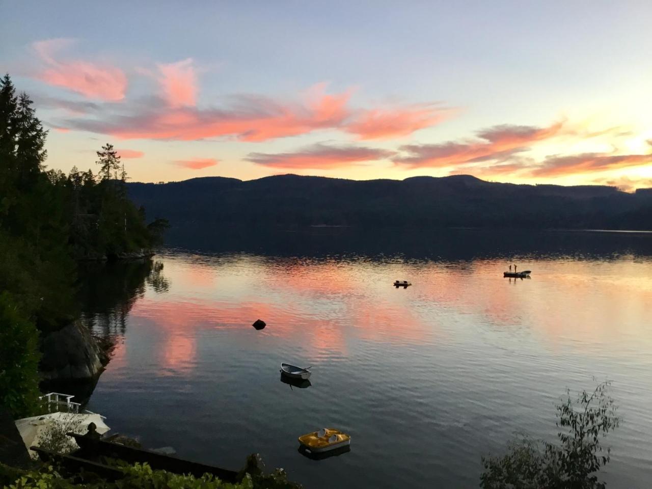 The Tuwanek Hotel And Spa Sechelt Exterior photo